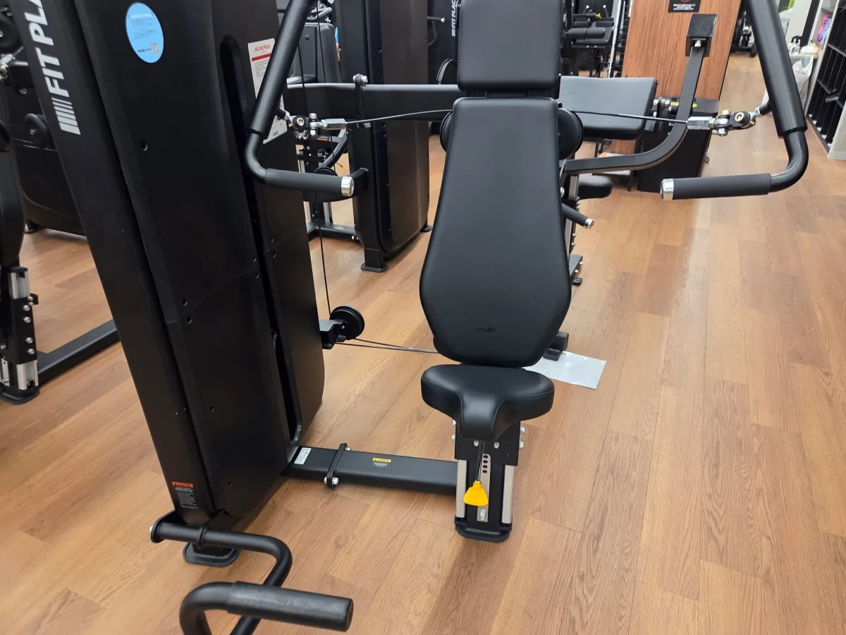FIT PLACE24のインクラインプレスを斜め前から見た様子。黒い背もたれと座面があり、左右のグリップが上方に伸びている