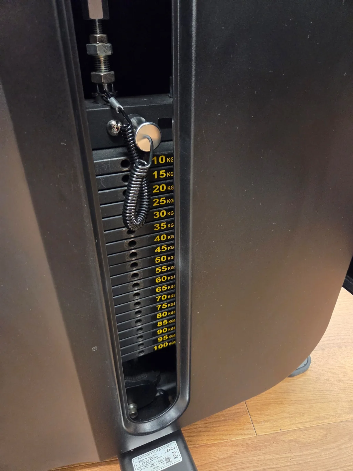 FIT PLACE24のインクラインプレスのウェイトスタック。10kgから100kgまで5kg刻みで表示されている