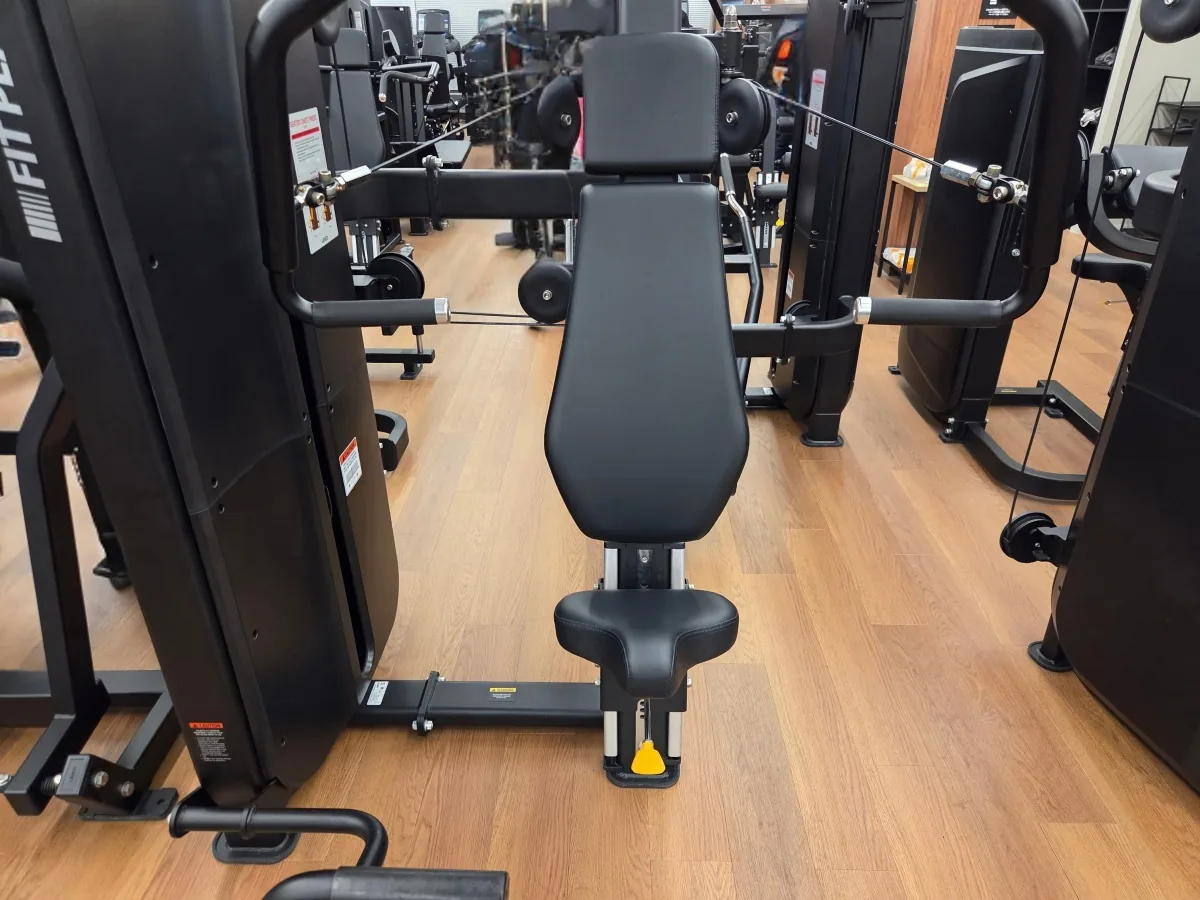 FIT PLACE24のシーテッドチェストプレスを正面から見た様子。黒い背もたれと座面があり、左右にグリップが付いている