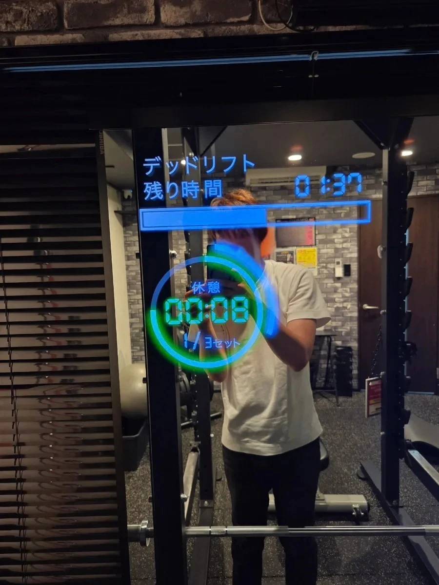 AIスマートミラーに表示されたデッドリフトの残り時間と休憩のタイマー